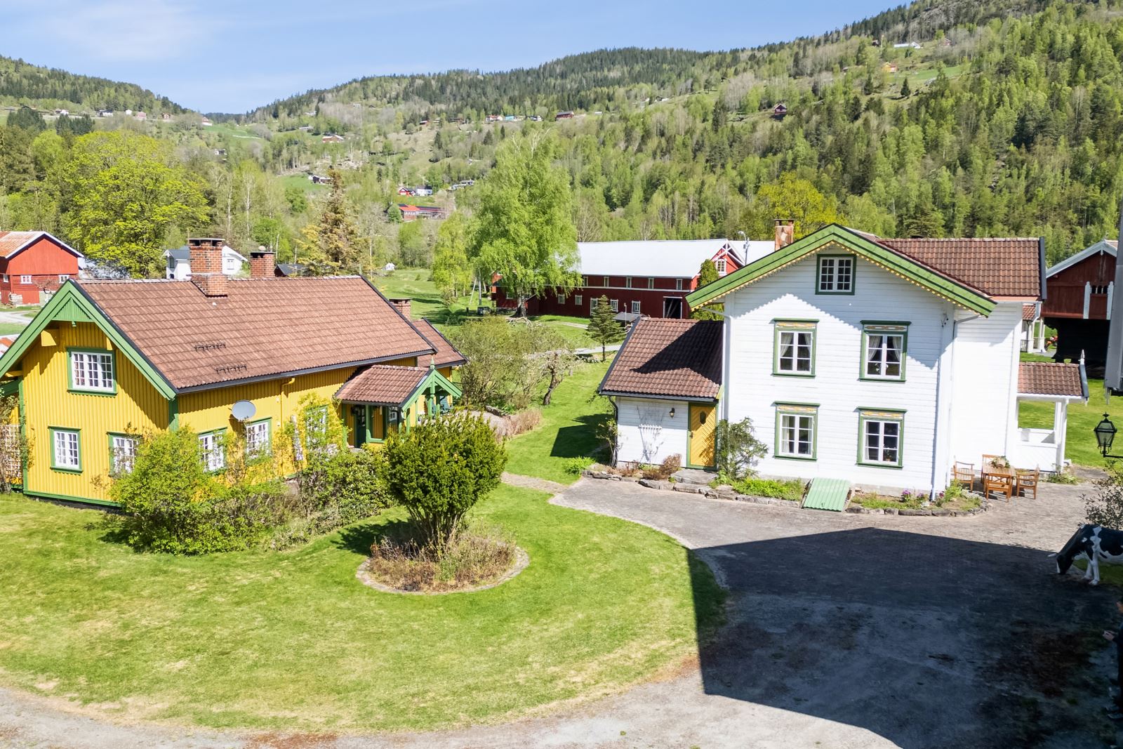 Landsbyen i Flatdal er et unikt sted hvor 10-12 gårdsbruk er plassert i en klynge og danner et hyggelig nabolag