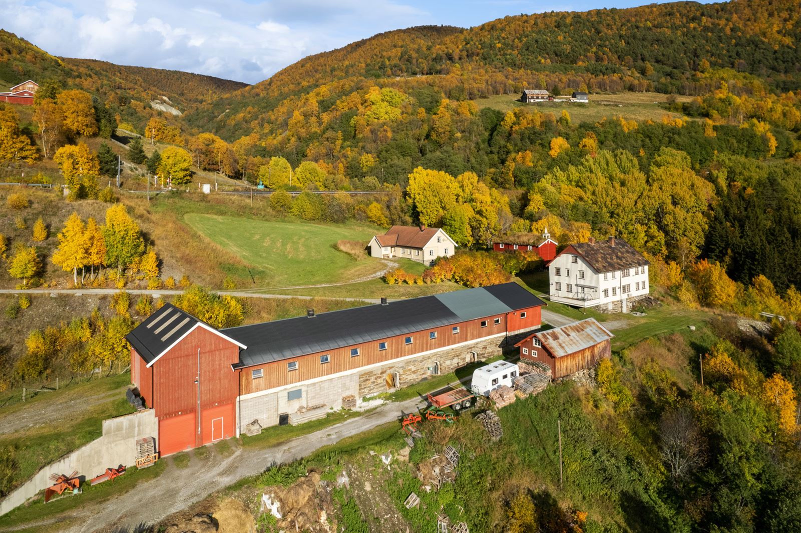 Eiendommen har flere bygninger, blant annet to bolighus, et stort stabbur og driftsbygning m/fjøs.