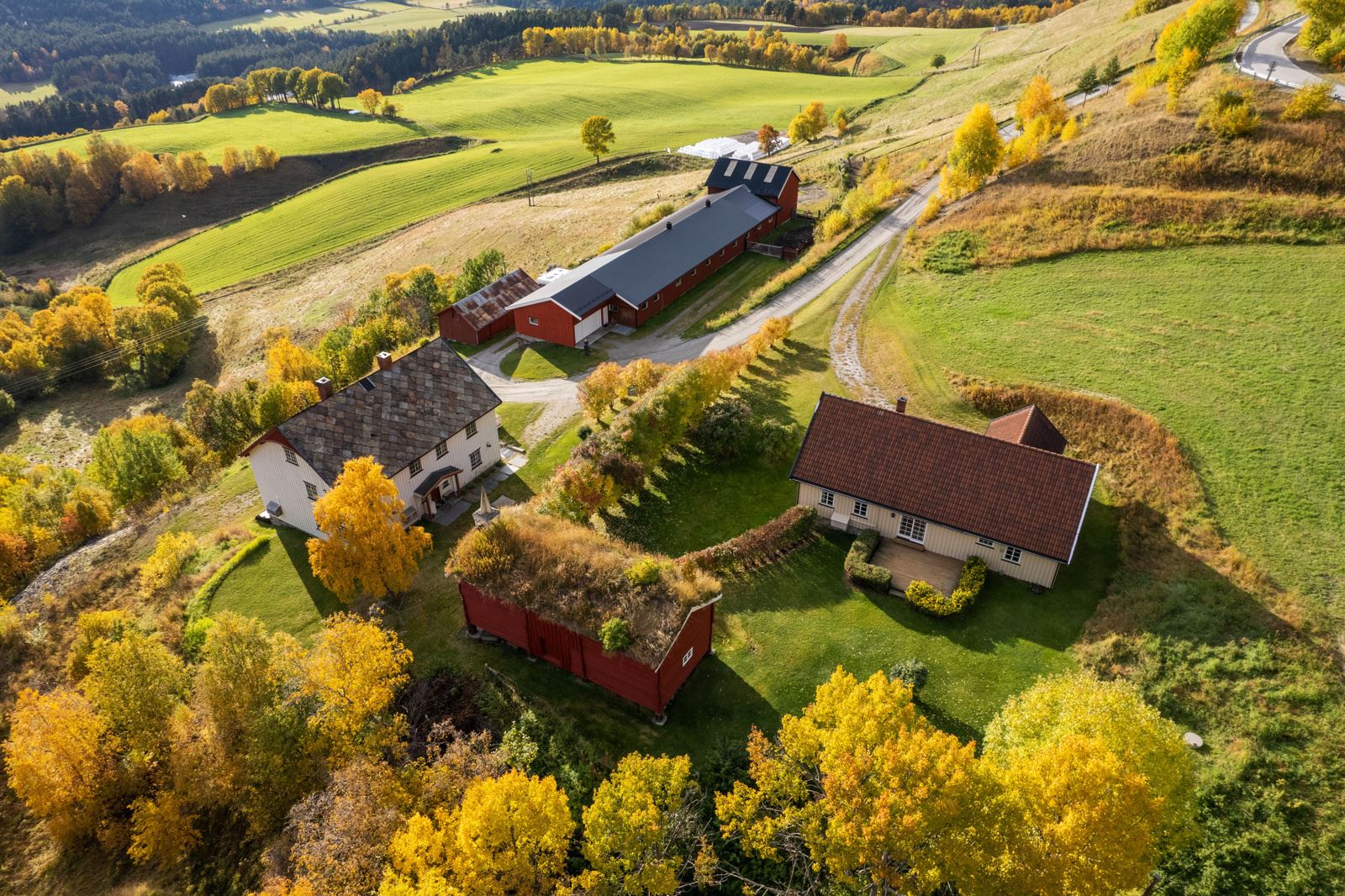 Gården ligger høyt og fritt med velstelte uteplasser og meget gode sol- og utsiktsforhold.