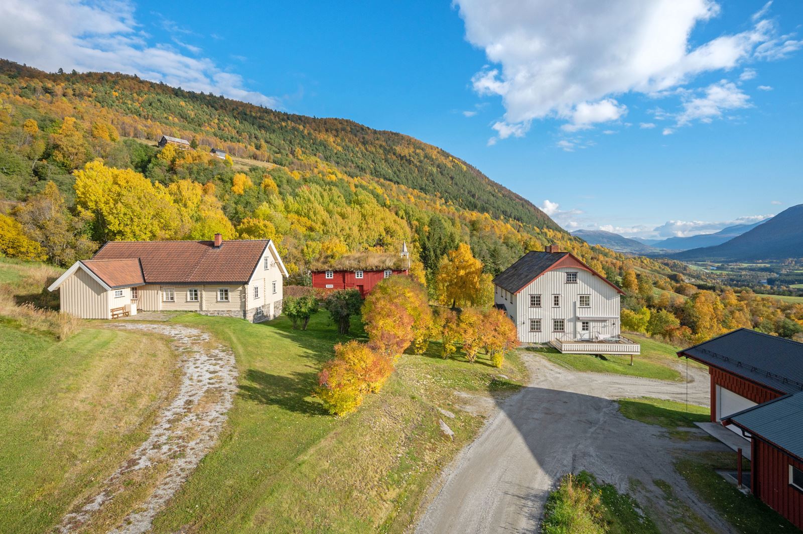 Gården har et trivelig, velstelt gårdstun med grusvei, plen og diverse beplantning.