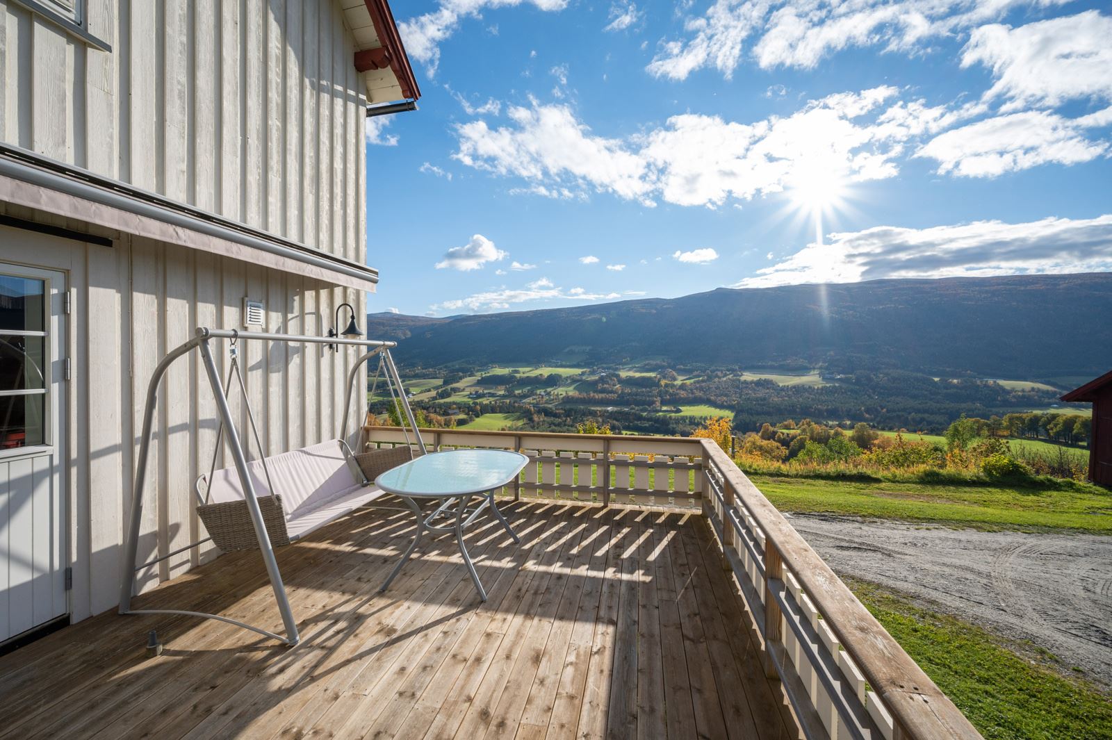 Verandaen som tilhører våningshuset er fra 2005 og har meget gode sol- og utsiktsforhold.