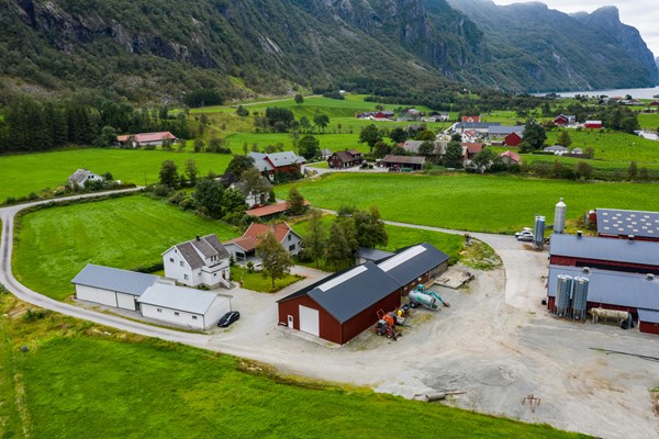 Gårdsbruket ligger fint til i Frafjorden med all dyrket mark i nærheten av tunet