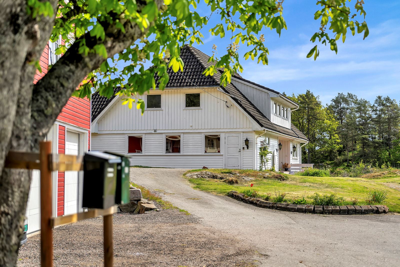 Eiendommen sett fra veien 