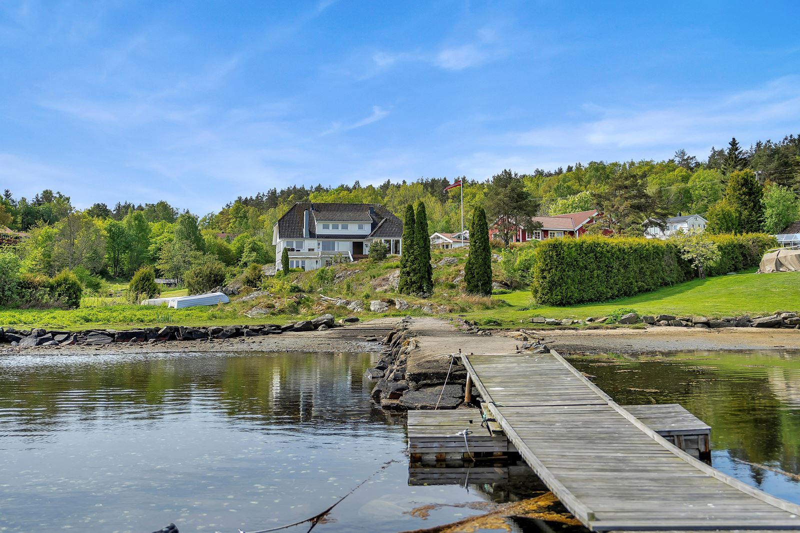 Det er rett til båtplass på flytebrygga nede ved fjorden