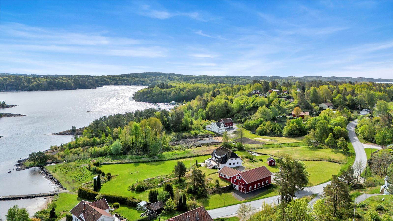 Tunet består av et herskapelig våningshus fra 1980, plassert høyt og fritt på tomten med god avstand til naboer