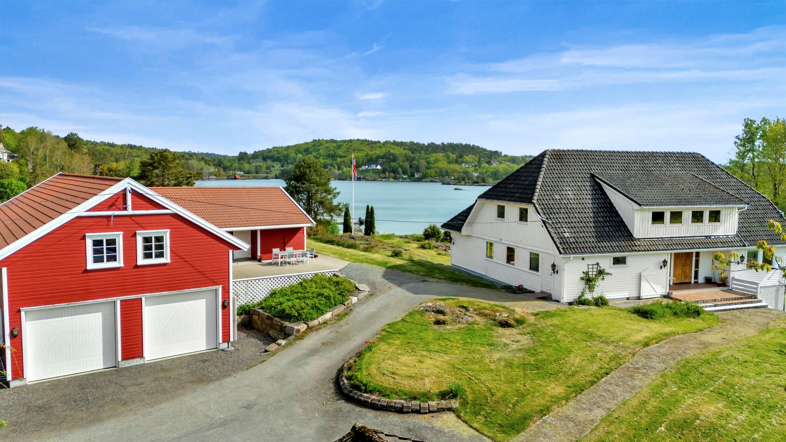 Idyllisk tun i sørlandsnatur 