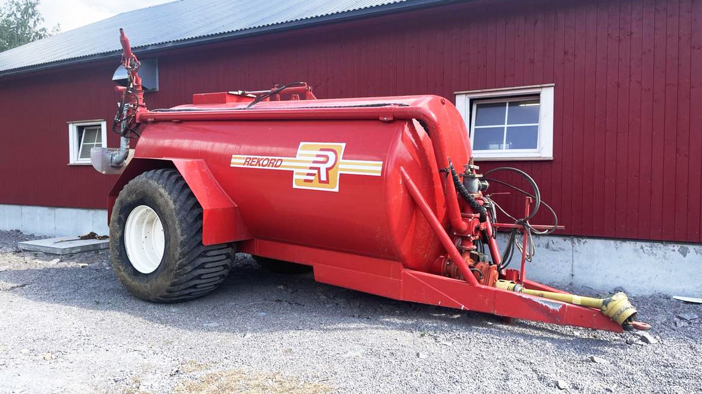 Mange bønder er en viktig del av beredskapen når de fyller møkkvogna med vann, og er klare til rask utrykning ved for eksempel skogbrann. Men hva skjer om bonden blir skadet i denne type arbeid?