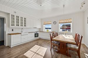 Kjøkkenet har god plass til spisebord og ligger sydvendt med gode vindusflater.