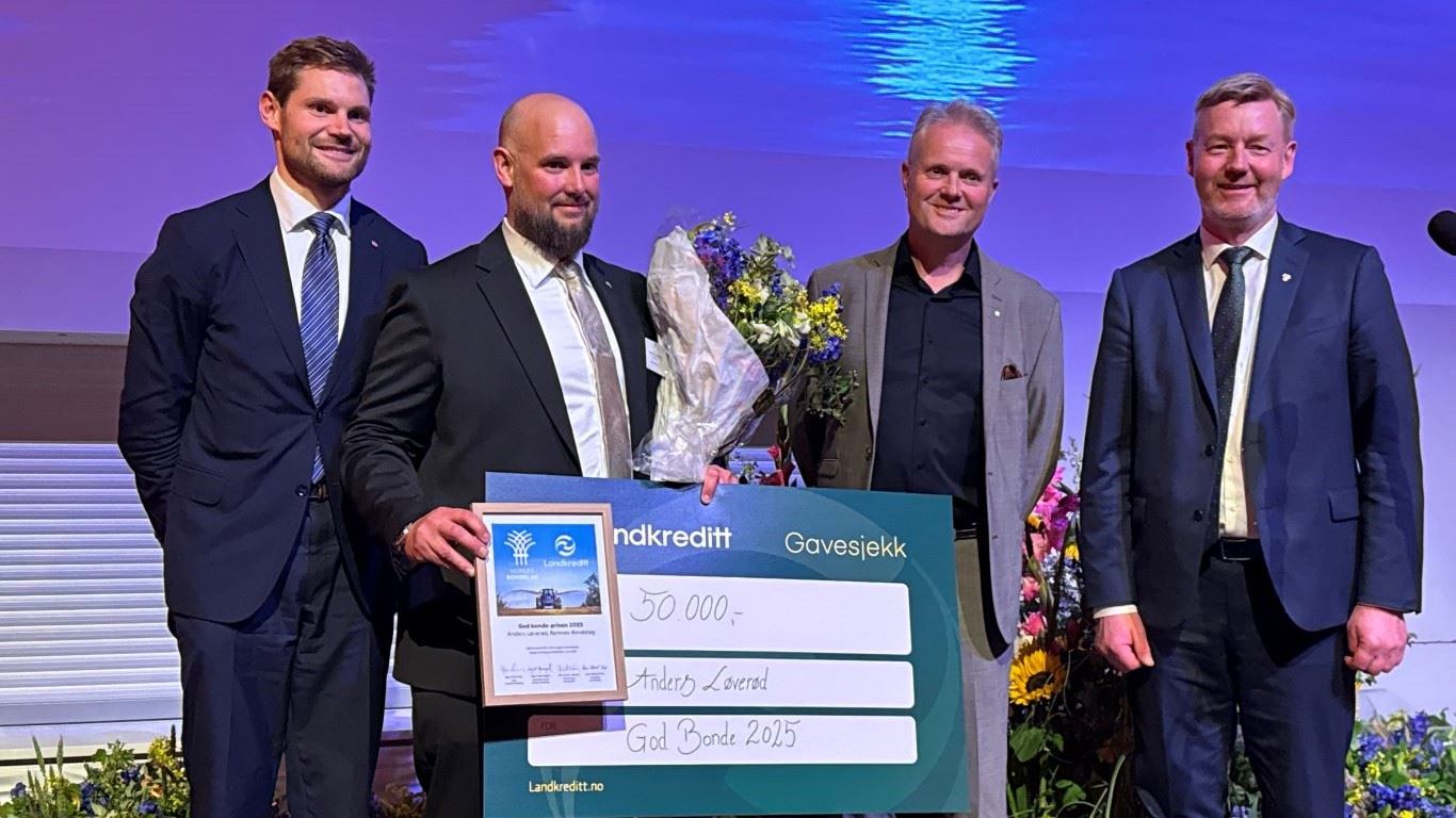 Overasket og stolt vinner F.V Nils Kristen Sandtrøen (Landbruks- og matminister), Anders Løverød (stolt vinner), Hans Edvard Torp (styreleder Landkreditt) og Bjørn Gimming (leder Norges Bondelag) 
