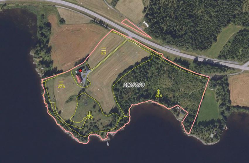 Eiendommen er på 84,2 dekar og grenser til Snåsavatnet med lang strandlinje 