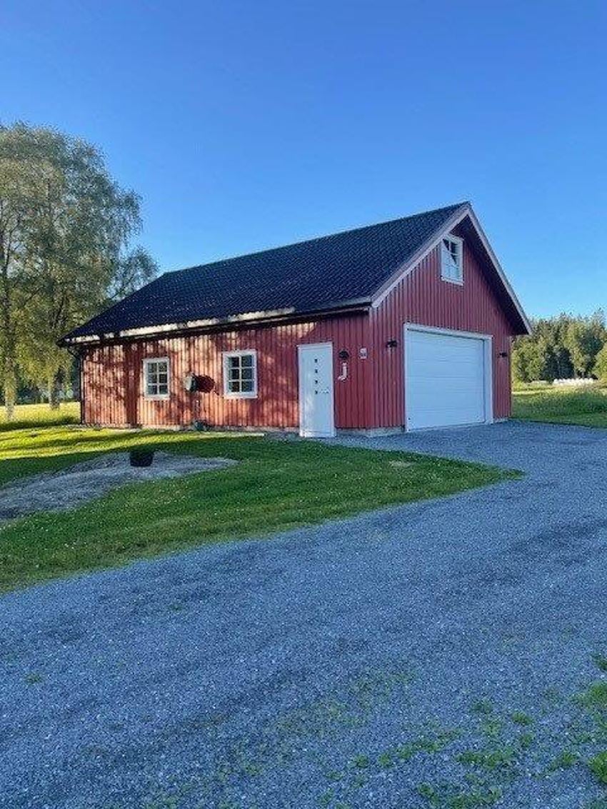 Romslig isolert garasje med hems 