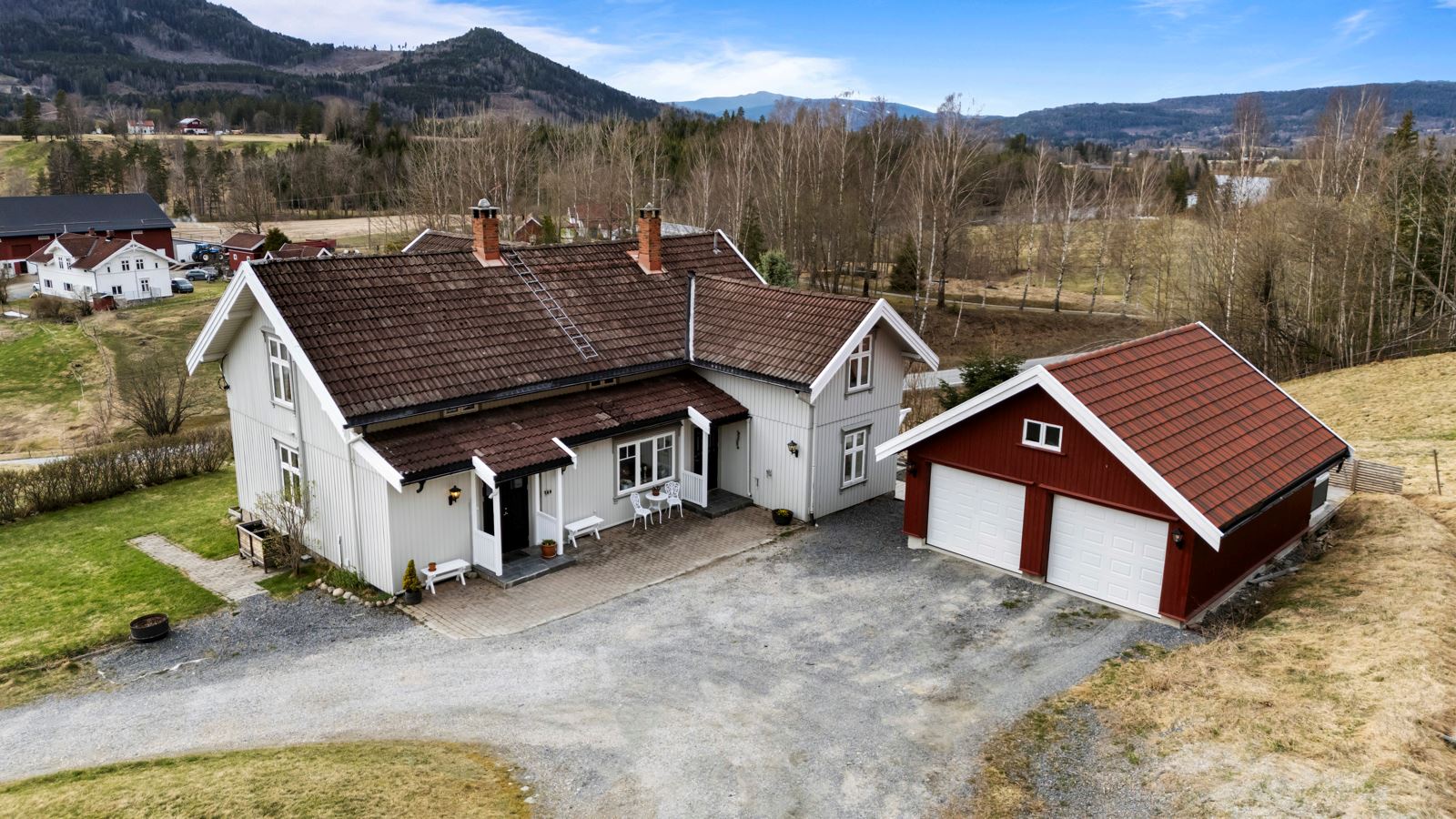 Den doble garasjen, oppført i 2019, har et areal på 50 m² 