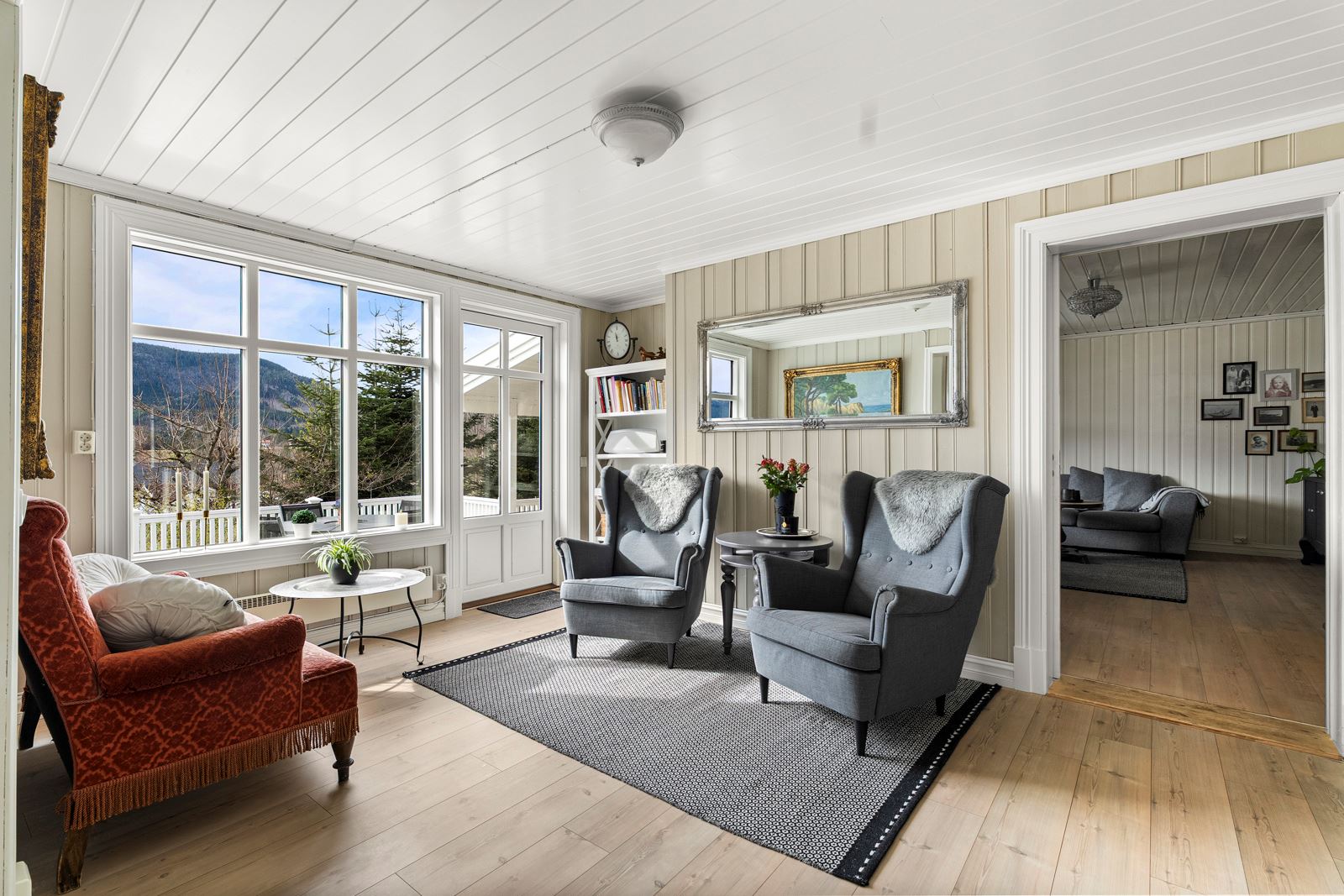 Trivelig oppholdsrom med adkomst ut til en stor terrasse