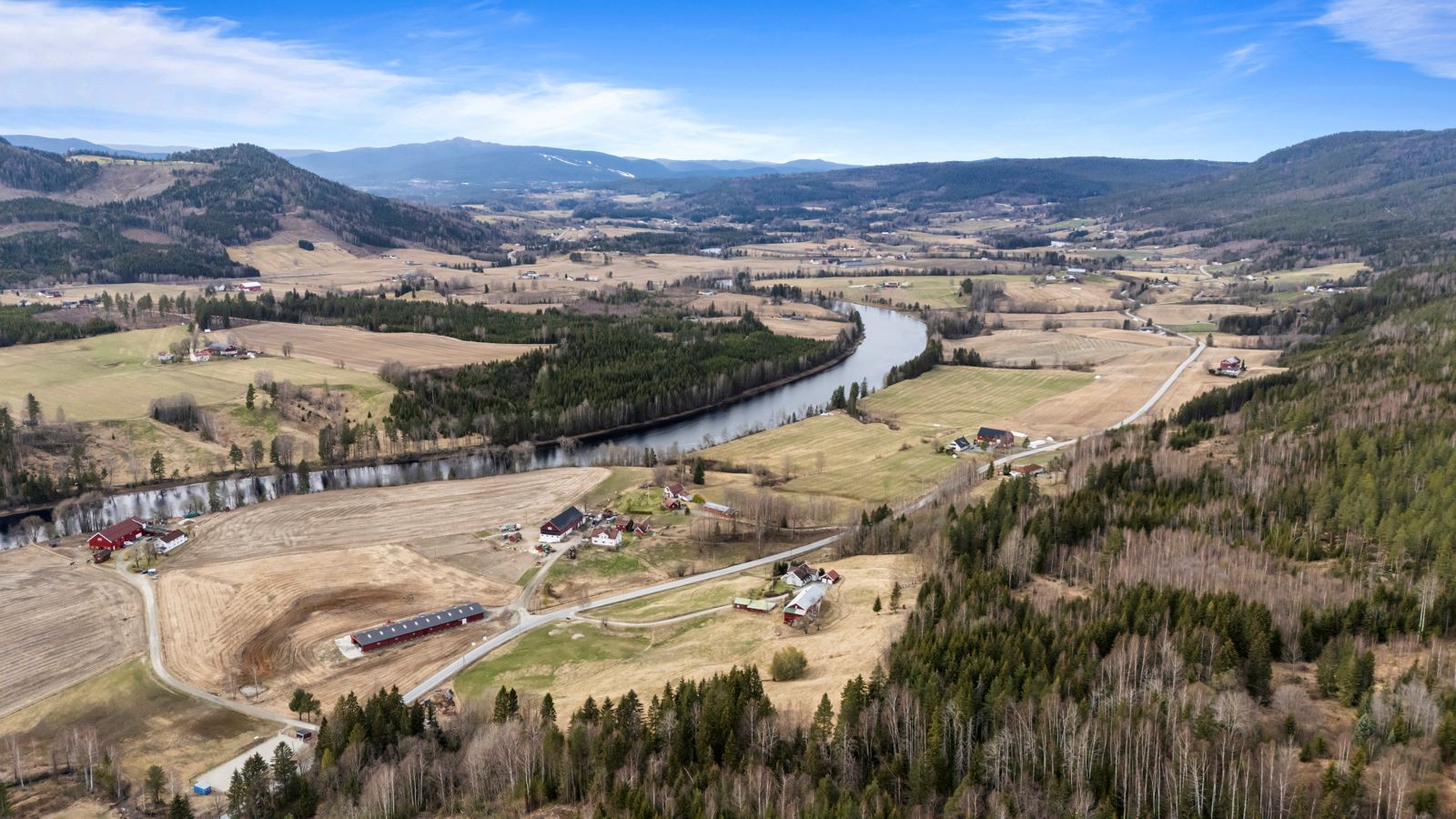 Hvambsida 621 ligger i et naturskjønt og landlig område, perfekt for de som ønsker å bo i rolige omgivelser