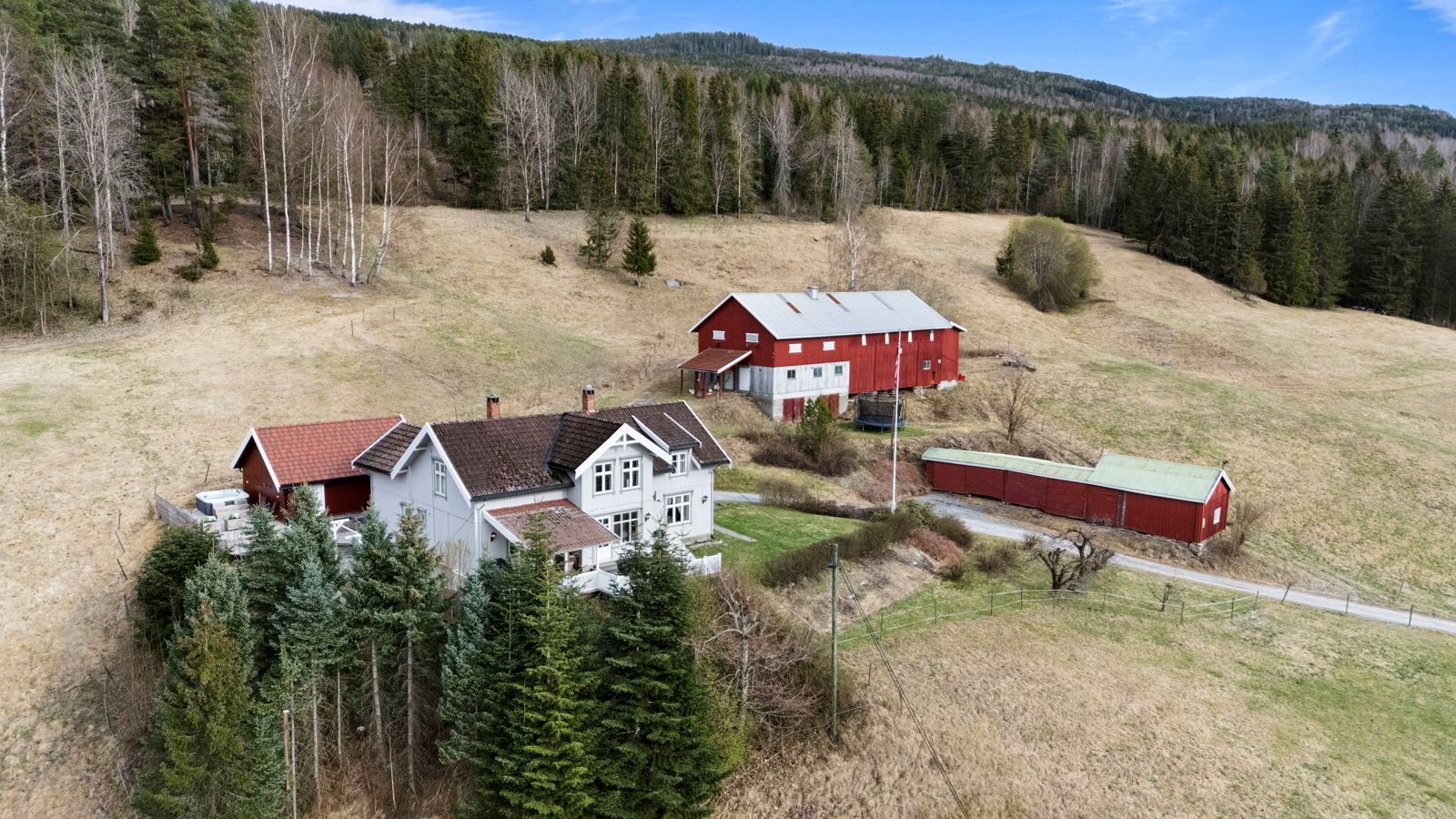 Tunet på Øvre Sending Gård ligger solrikt og luftig til, med langstrakt utsikt over det vakre nærområdet.