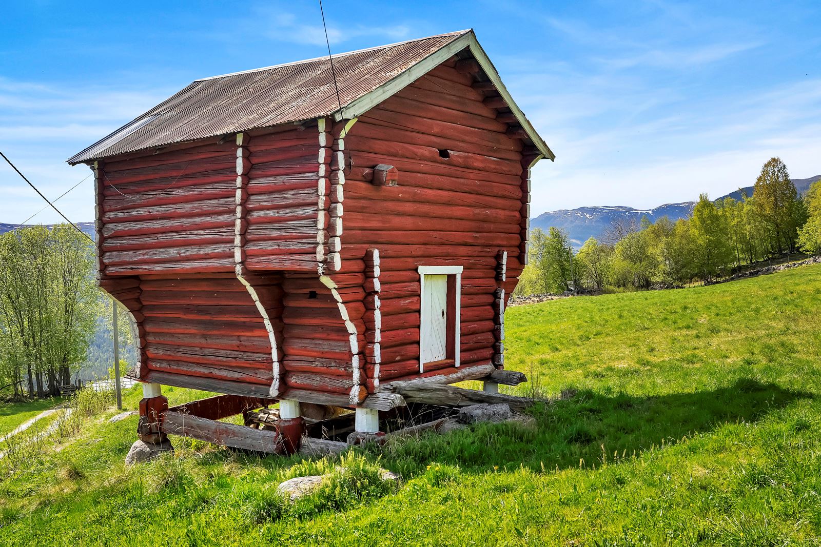 Eldre stabbur med historisk sjarm ? gir tunet karakter og autentisk gårdspreg.