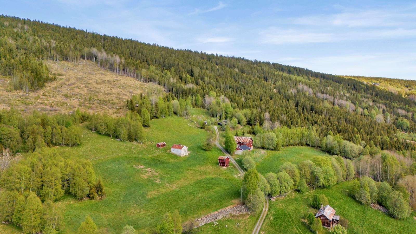 Tunet ligger i en dalside med svært gode solforhold