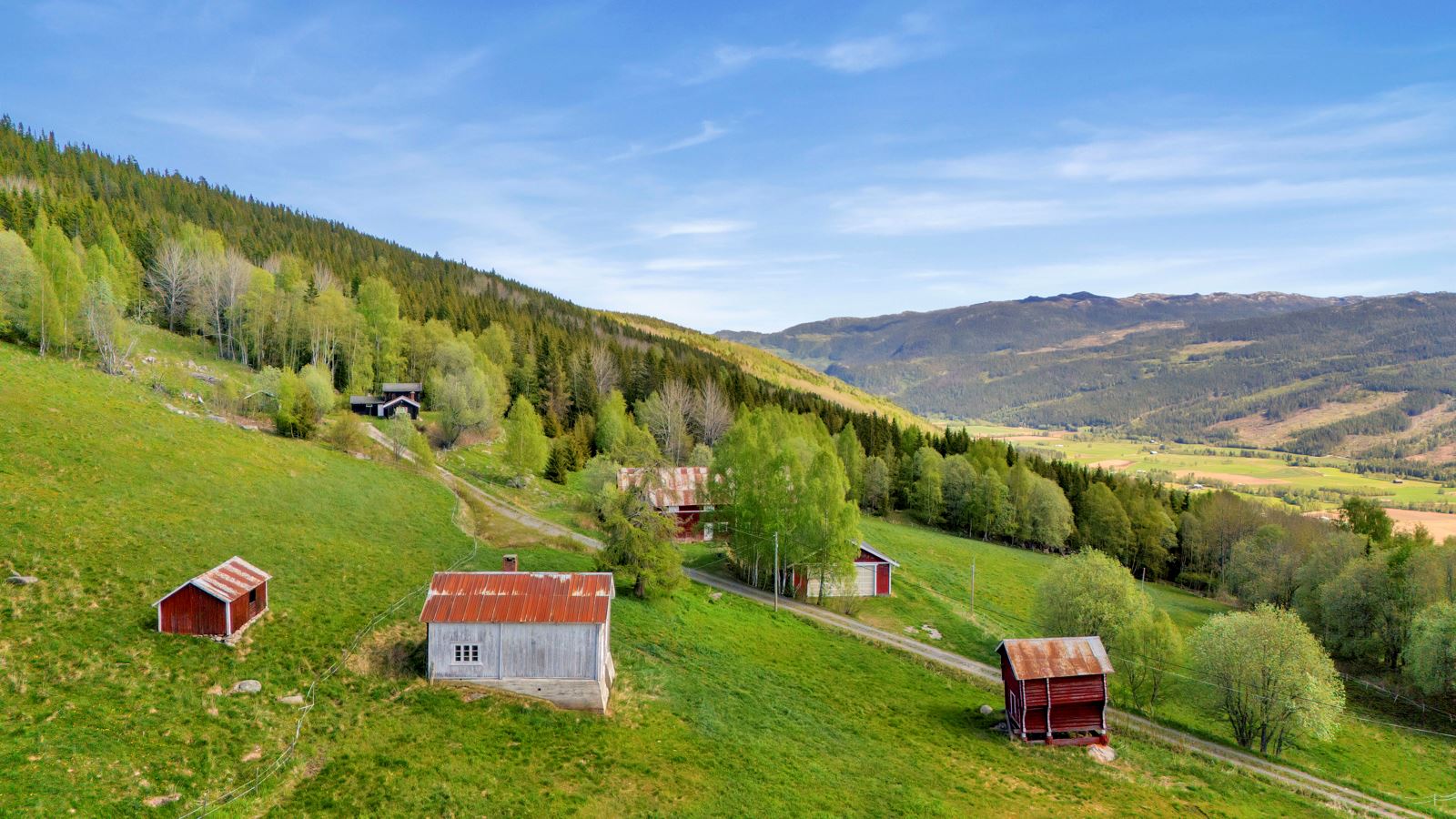 Langstrakt utsikt fra tunet