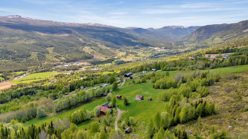 Velkommen til Lassegård og denne idylliske landbrukseiendommen på totalt 1632 dekar! 