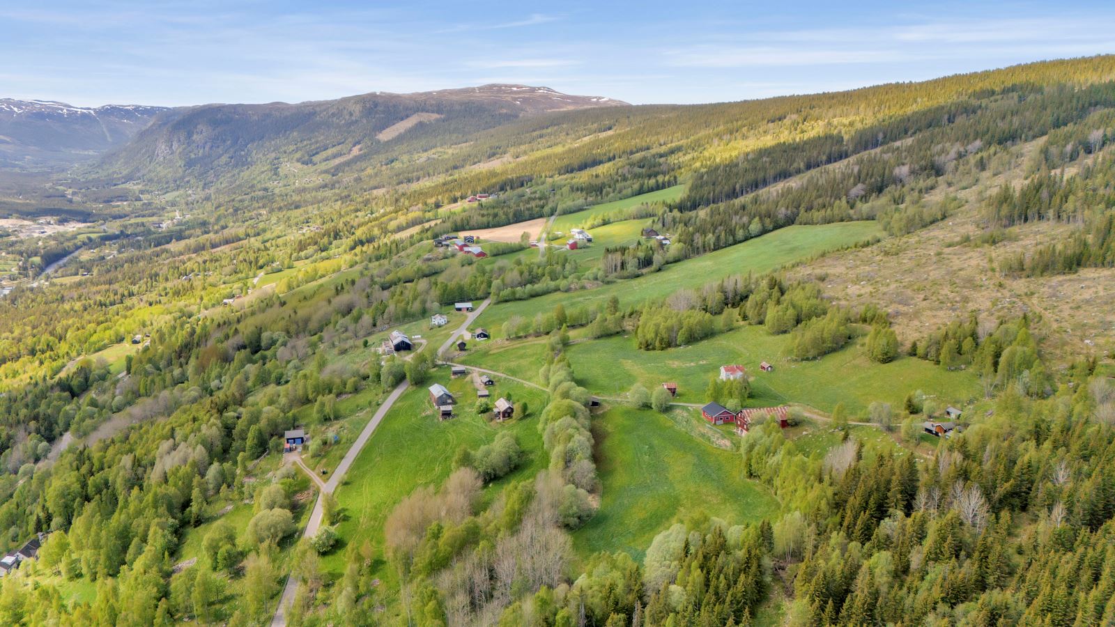 Storslått utsikt over Uvdal ? eiendommen ligger høyt og fritt med panorama mot dalen og fjellene.