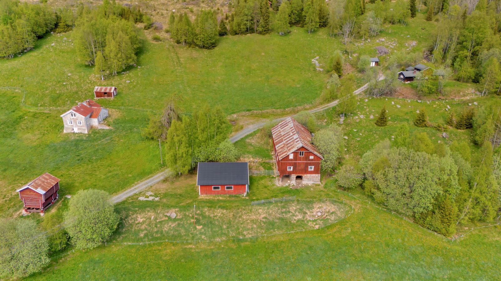 Eiendommen strekker seg over totalt ca. 1 632 dekar og omfatter et variert landskap med produktiv skog, fulldyrket jord, beite og innmark.