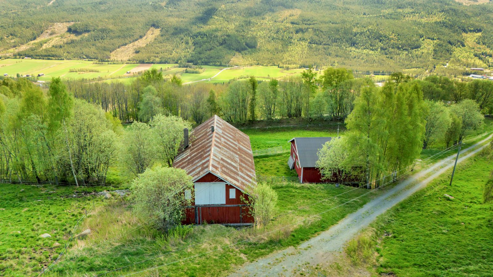 Tidsriktig låvebygning fra 1930-tallet med sjel og potensial - ligger sentralt på tunet.