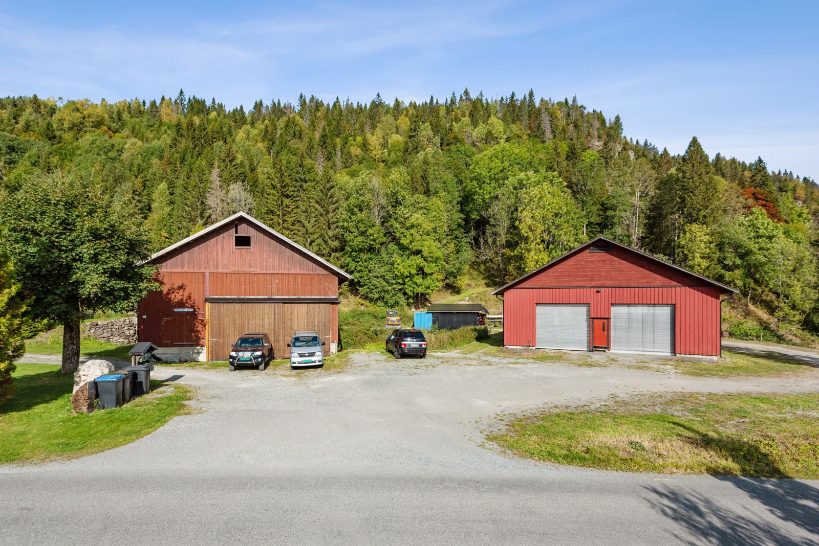 På tunet er det også en låve/sauefjøs, et verksted/garasje, utelager med tak, og ei hytte fra tidlig 1900-tallet. Låven/sauefjøset ble i 2018 bruksendret for utleie og diverse muligheter. 