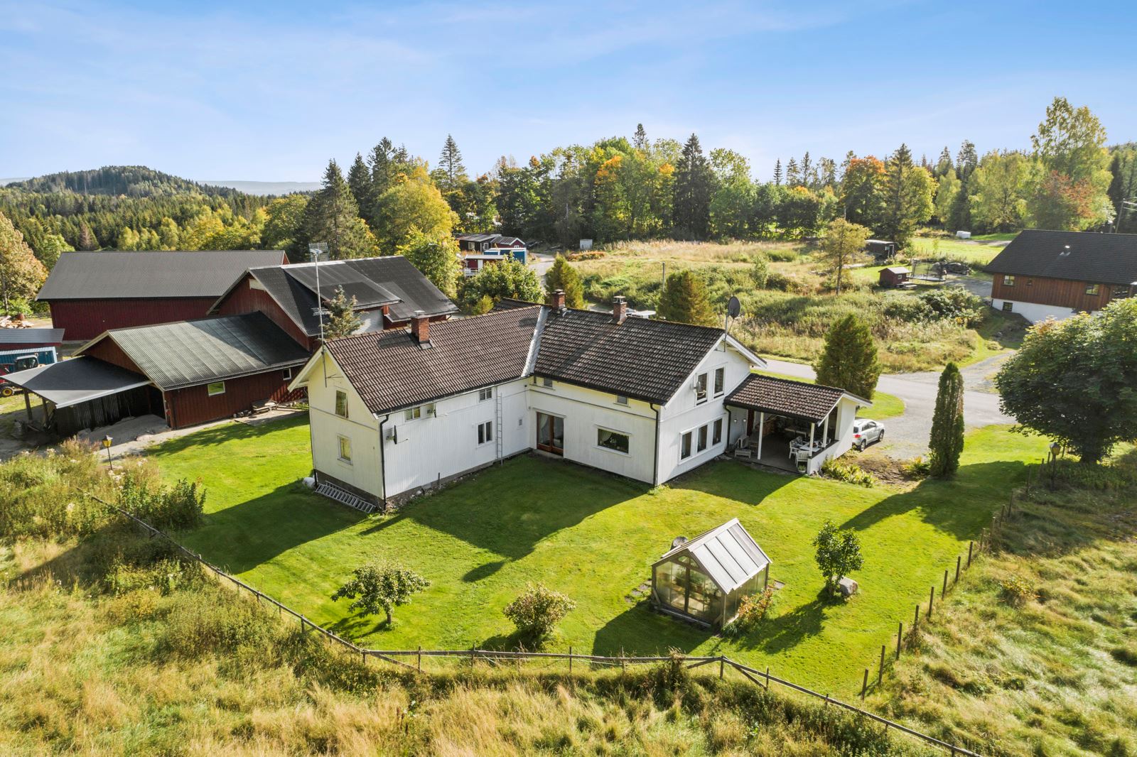 Det opprinnelige våningshuset på gården, Solliveien 120 og nå kårbolig, har en hoveddel opprinnelig fra 1700-tallet. Gjennom årenes løp har det blitt gjort en rekke endringer