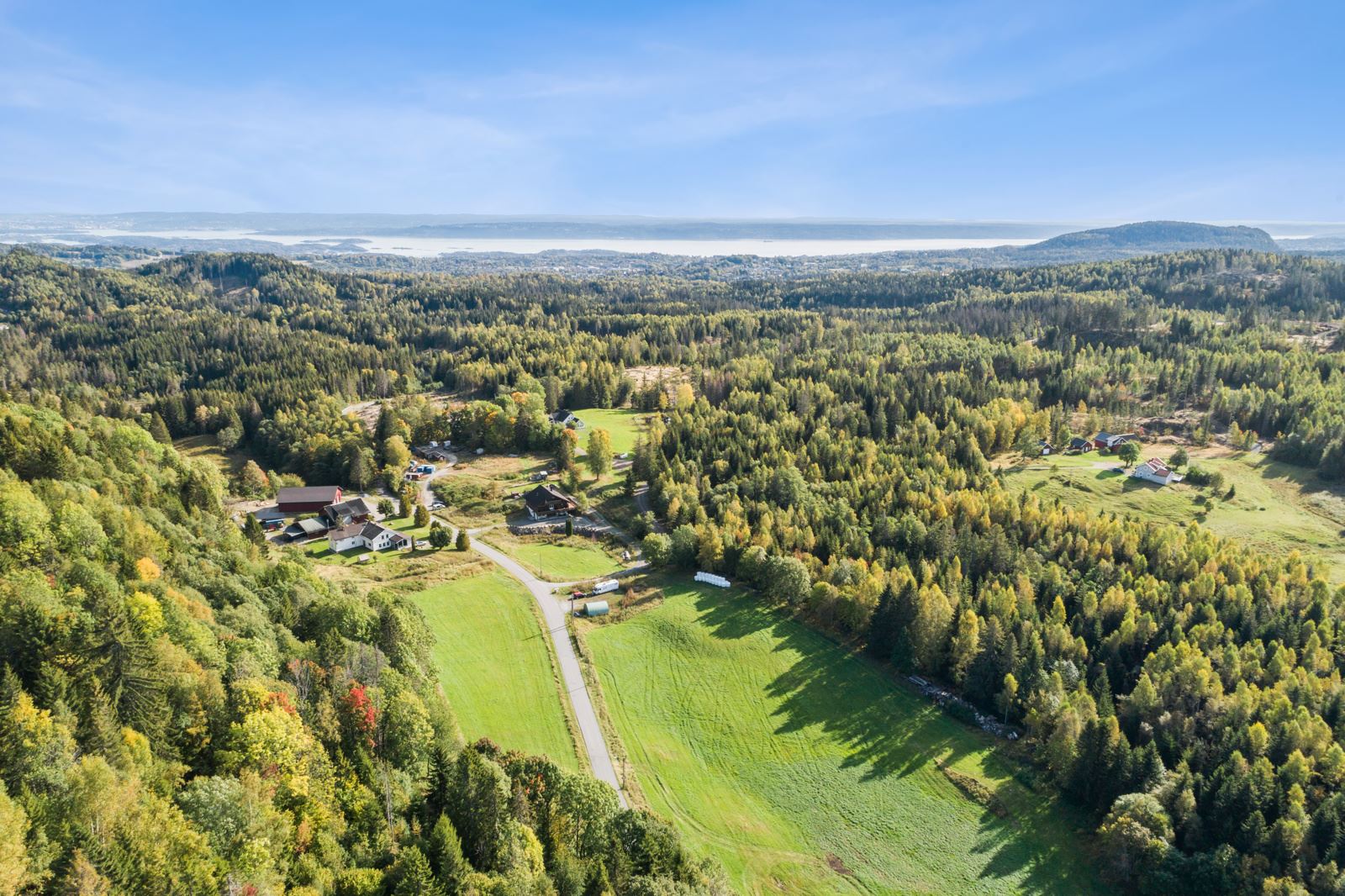 Bergsmarka Gård ligger fint til på begge sider av Solliveien