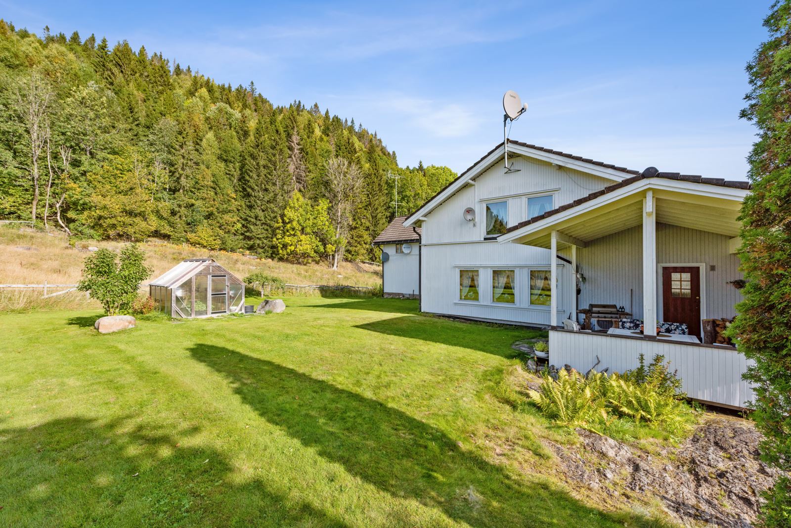 Opparbeidede plenarealer rundt huset