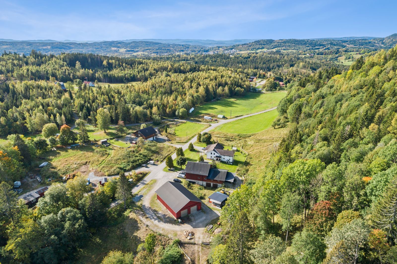 Tunet består av flere bygninger, bl.a. en enebolig ferdigstilt i 2012, og det opprinnelige våningshuset som nå består av 4 boenheter