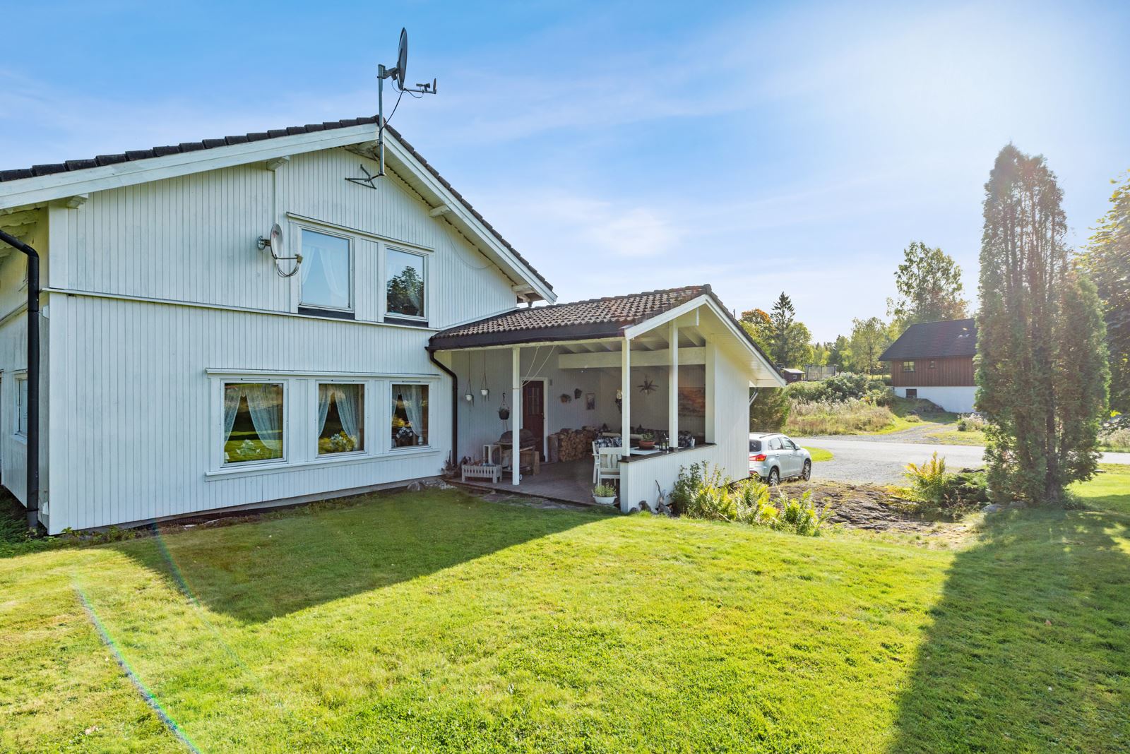 Terrassen og utgang til hagen fra hoveddelen