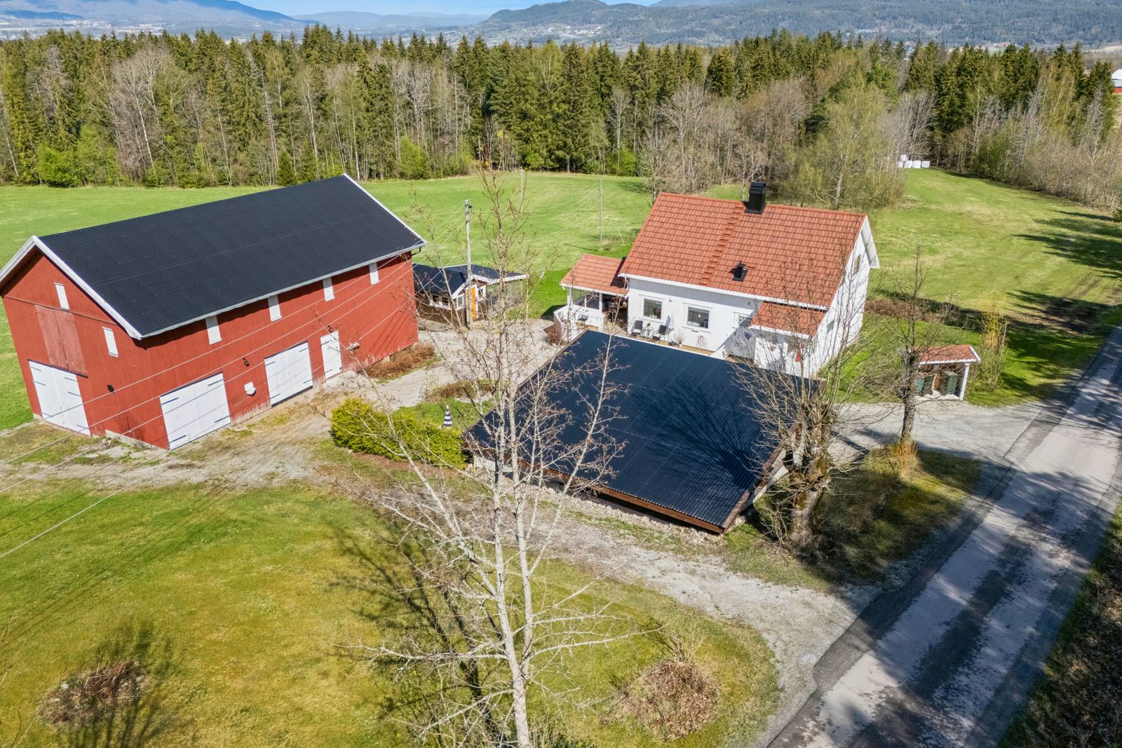 Eiendommen er solrik og idyllisk, en fin utsiktstomt med godt utsyn over bygda og landskapet.