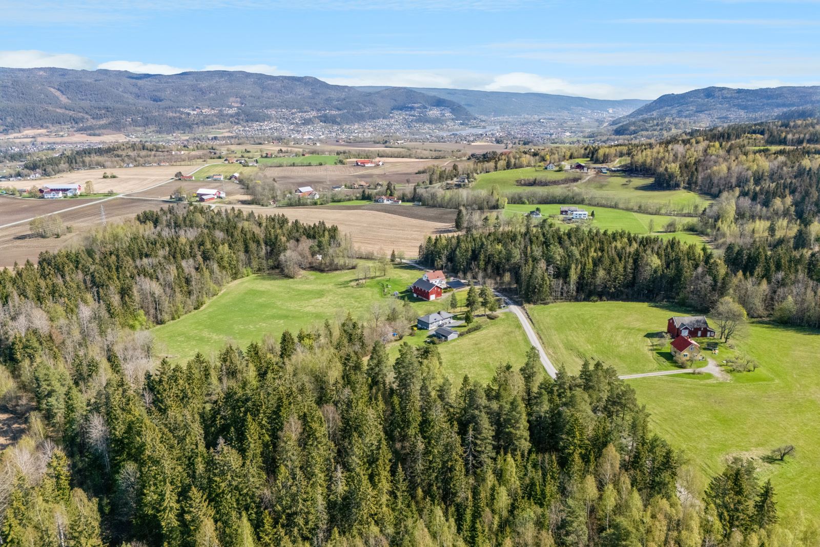 Oppfyll småbruksdrømmen i landlige og fredfulle omgivelser, med flotte turmuligheter i et naturskjønt landskap.