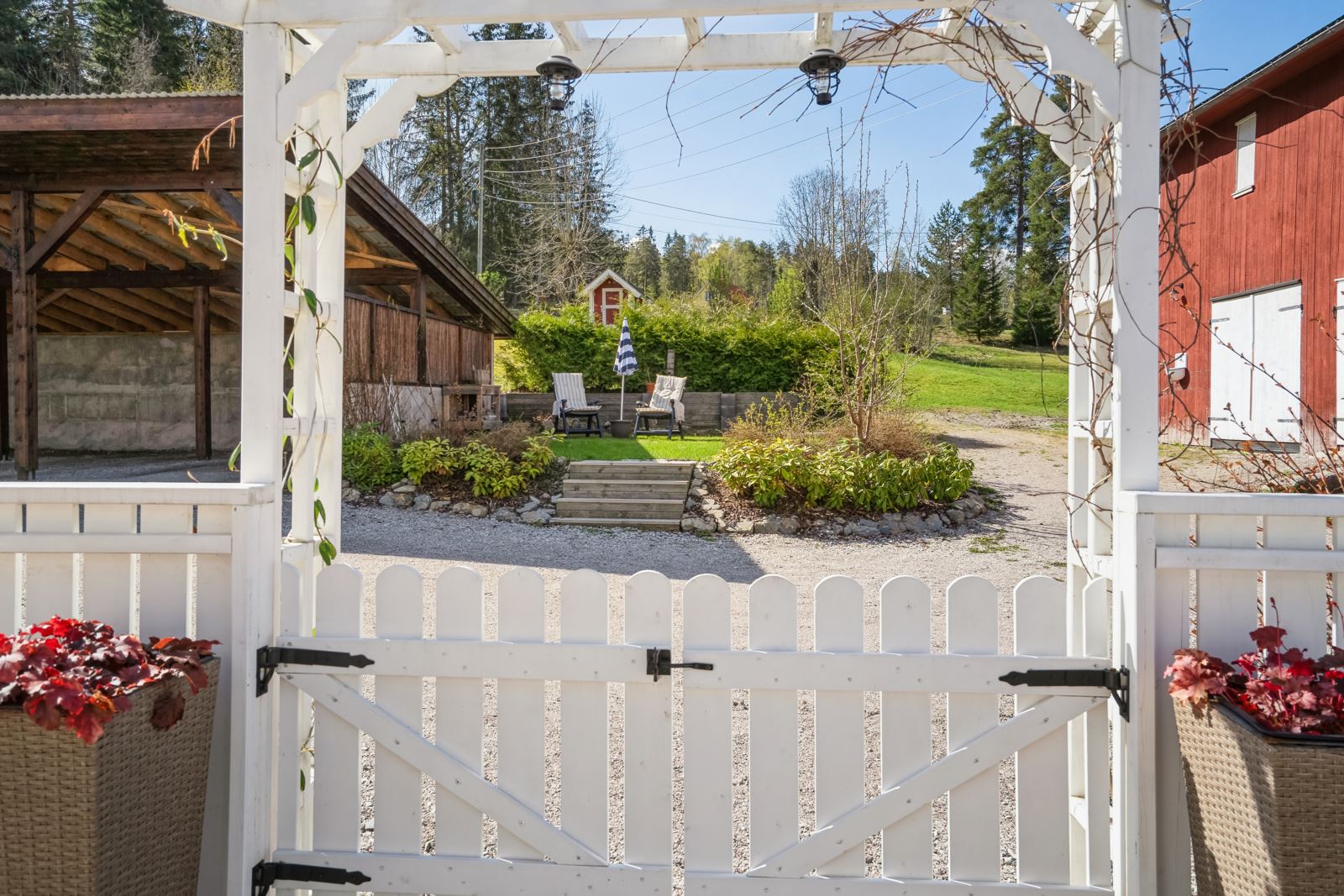 Poert fra terrasse