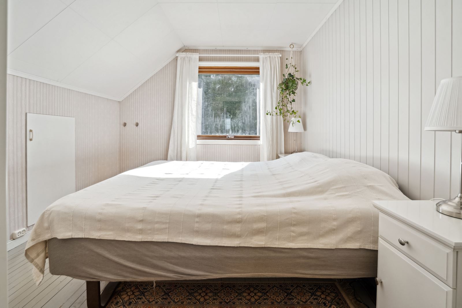 Alle soverommene oppe har lagringsplass i kneveggen.