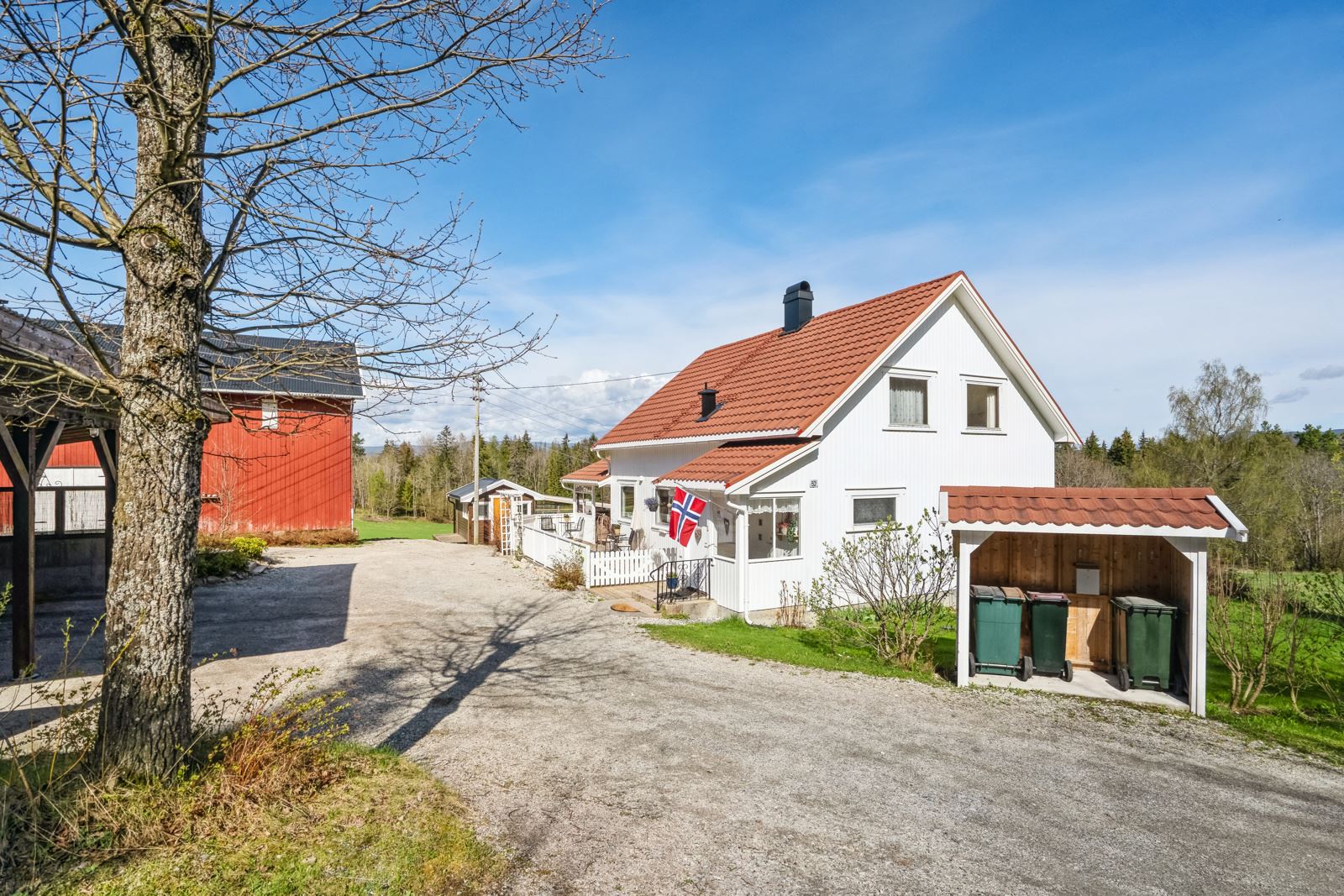 Innkjøring til tunet fra Åletjernveien
