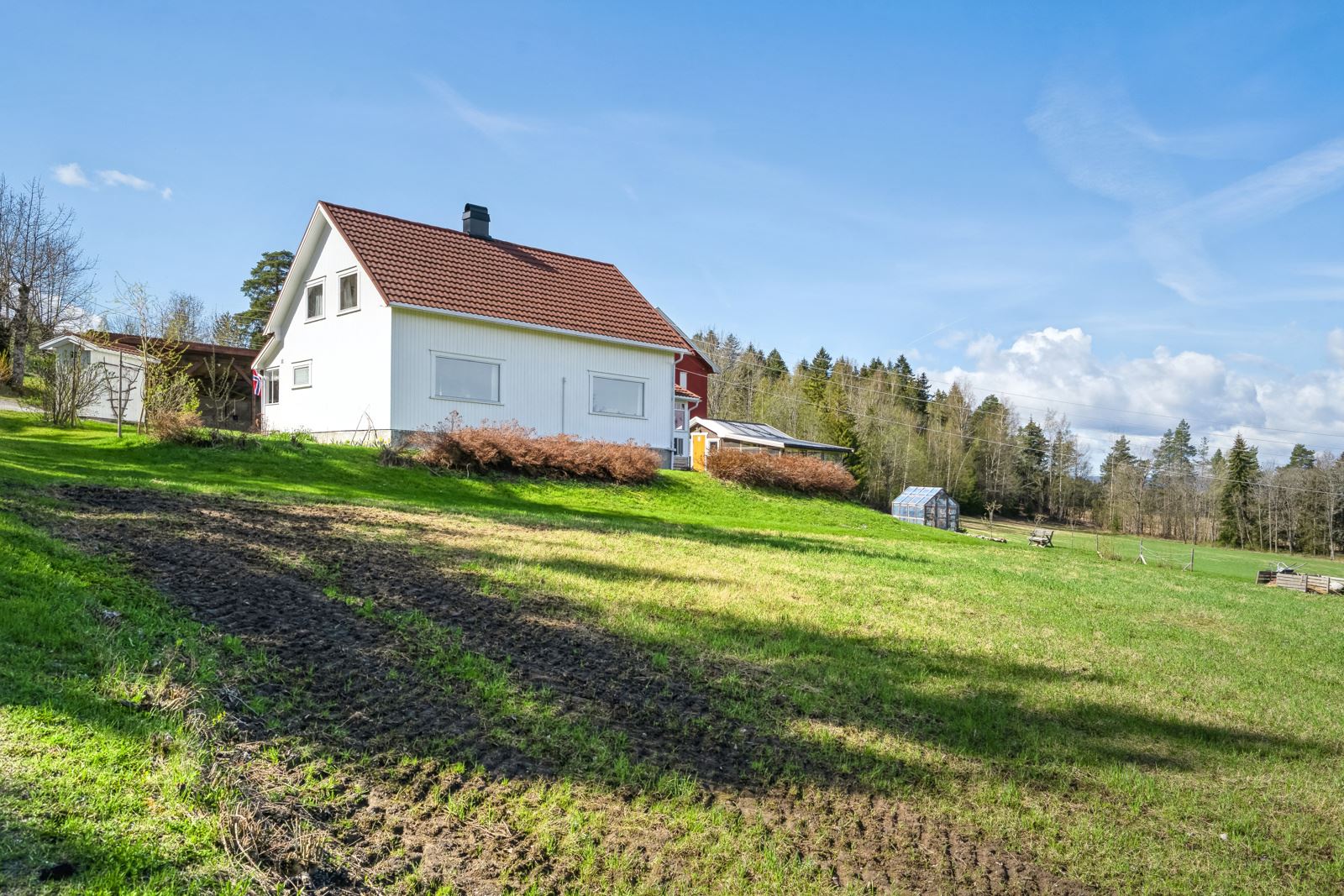Tomten er på over 58 mål, der 31,6 daa utgjør fulldyrket jord og produktiv skog ca. 23 dekar.