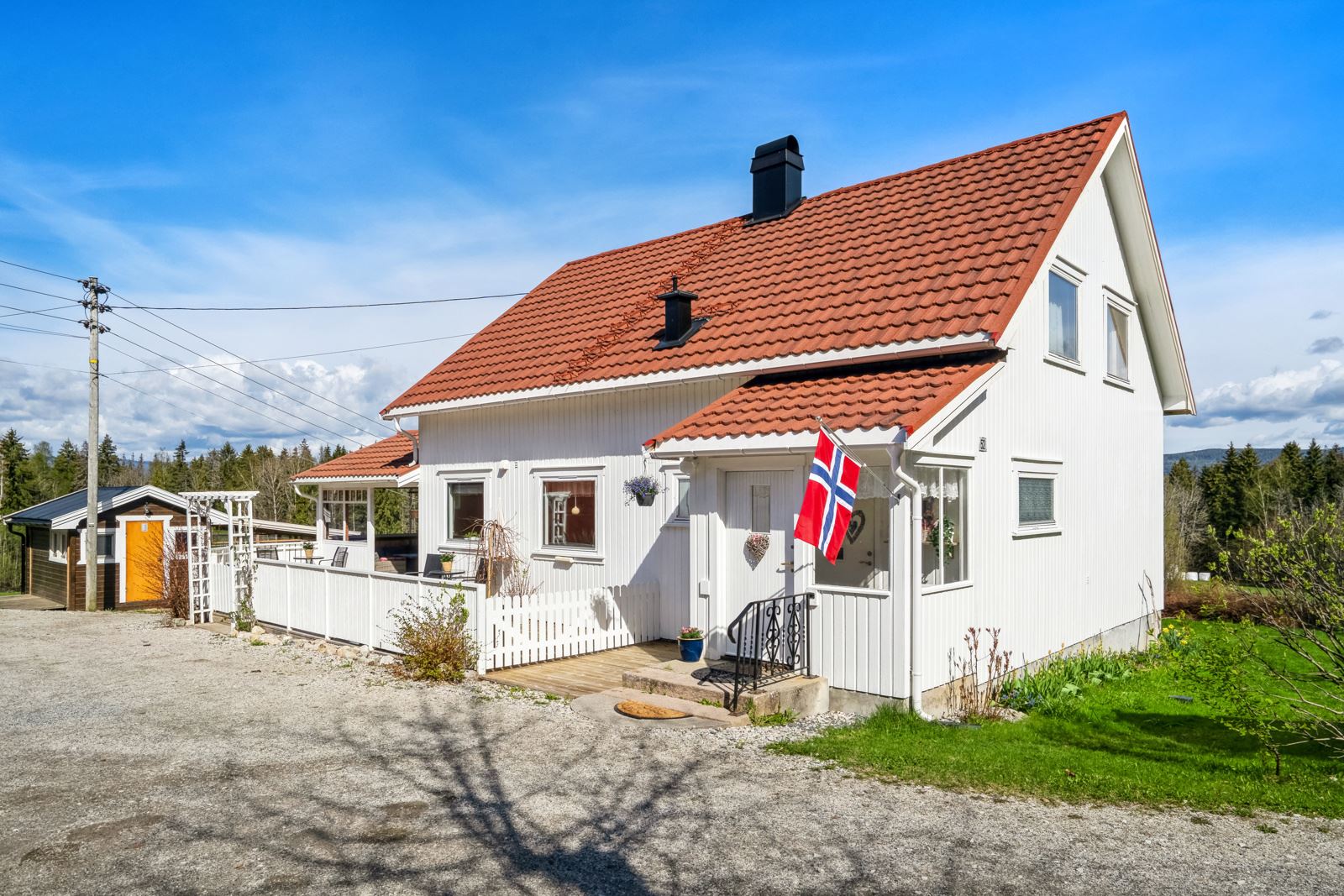 Høner på tunet understreker den landlige idyllen!