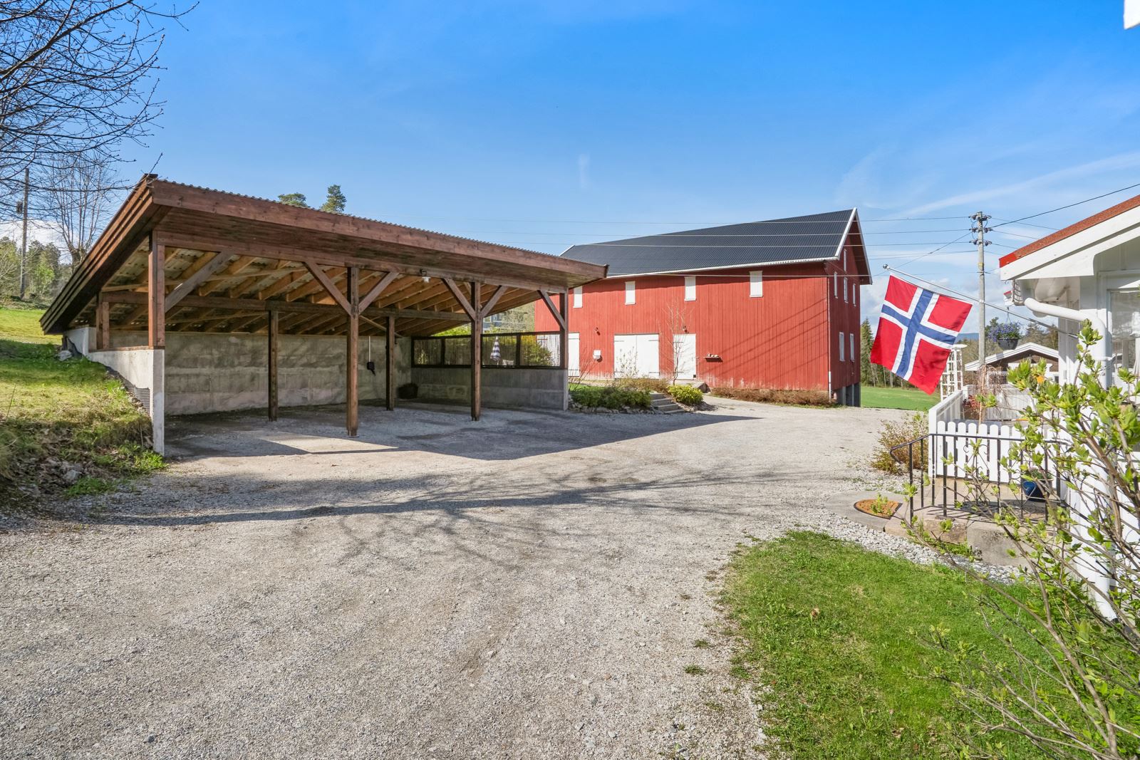 Parkeringen er god, og i 2021 ble det satt opp en stort carport med plass til tre biler. (denne er godjent og har ferdigattest!)