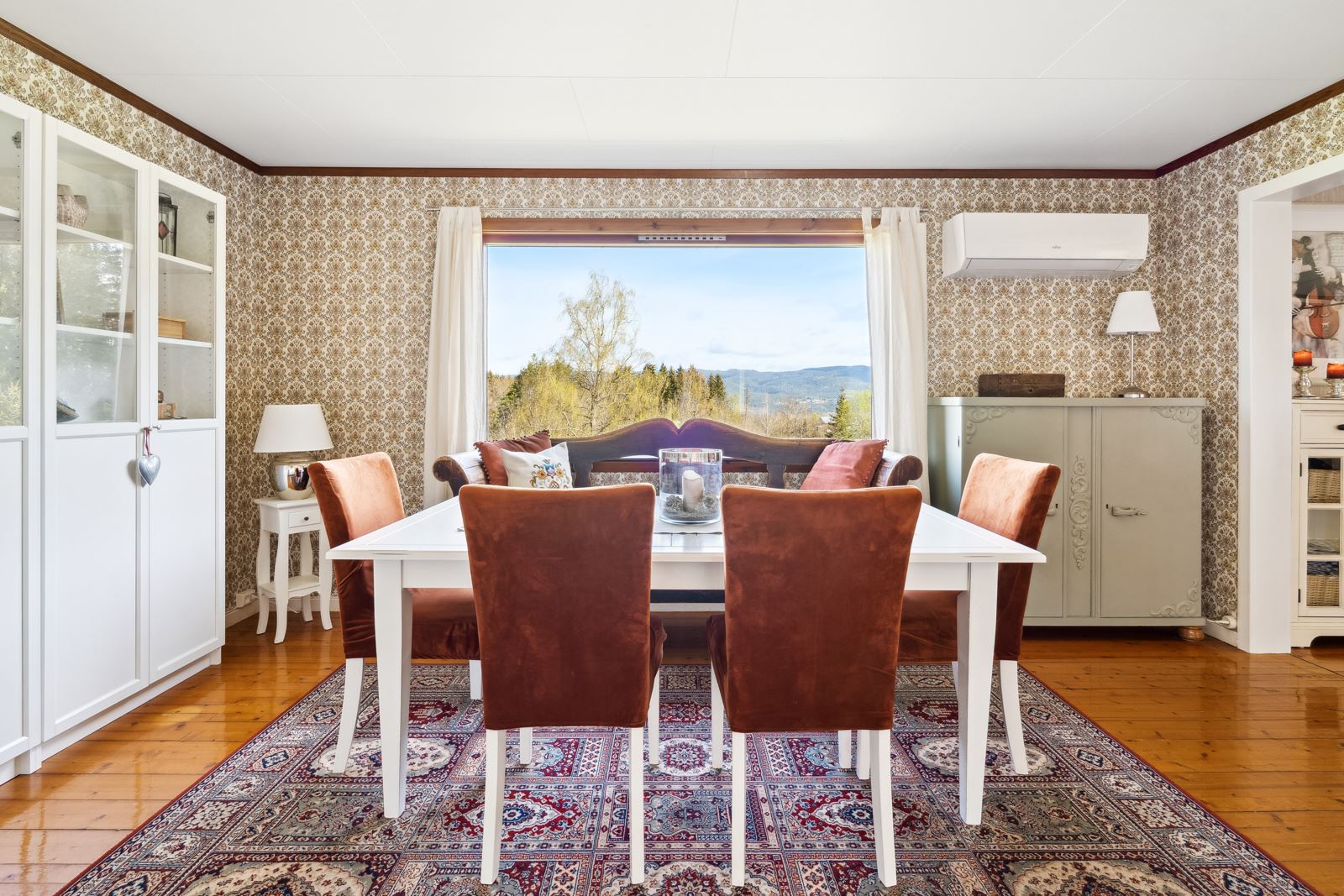 Den ene stuen har varmepumpe og ligger utenfor kjøkkenet; en innbydende spisestue med plass til langbord.