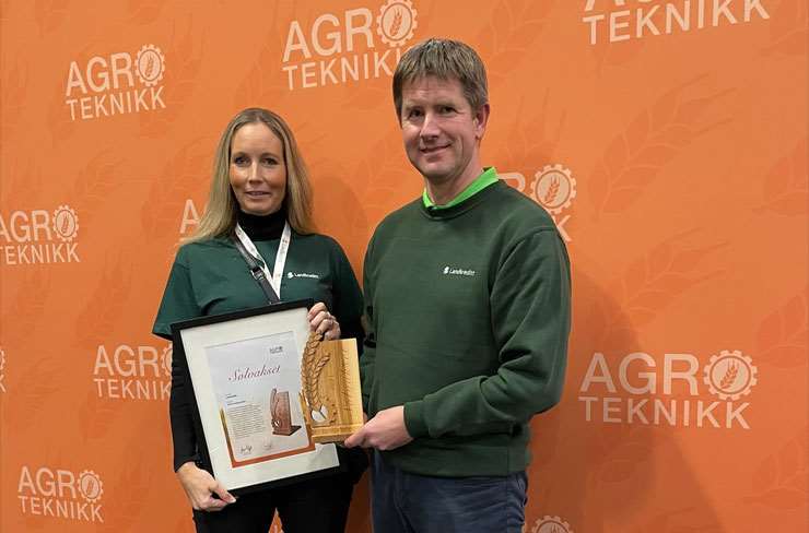 FOTO: Trond Ulsrud og Heidi Grøstad tok imot pris på Agroteknikk