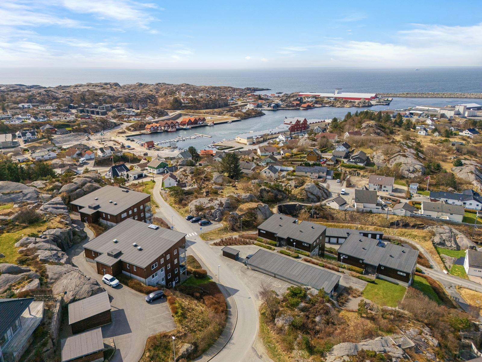 Leiligheten er godt plassert med næhet til sjø, turområder, nærbutikk, togstasjon og kafè