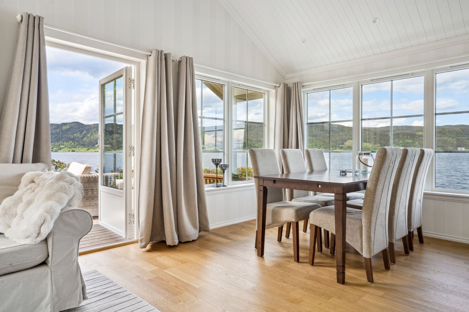 Utgang til terrasse fra stue
