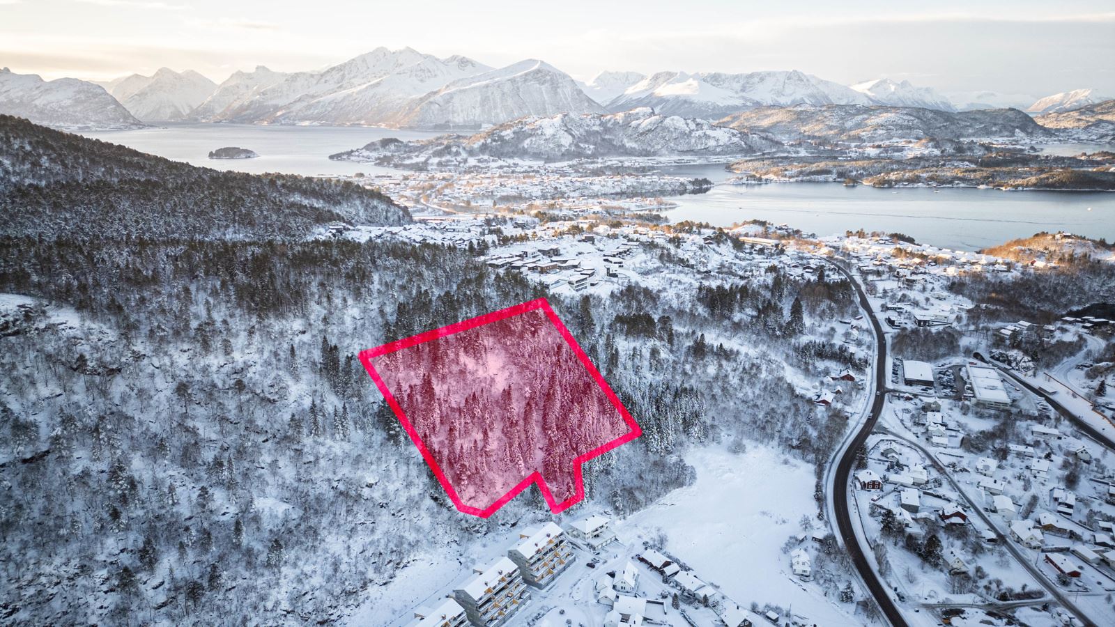 Dronebilde 15 - Det markerte området er en omtrentlig angivelse av tomtearealet