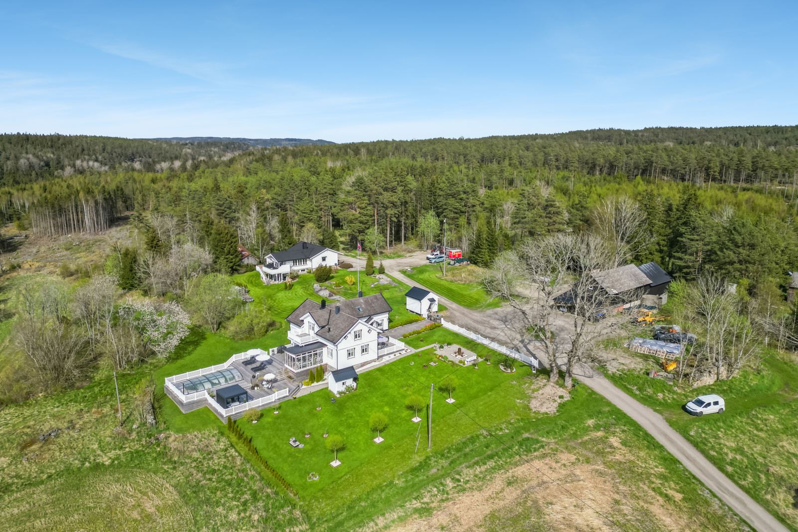 Slærød gård ligger helt usjenert uten gjennomgangstrafikk, adkomst via felles, privat gårdsvei på ca. 1,5 km fra hovedveien.
