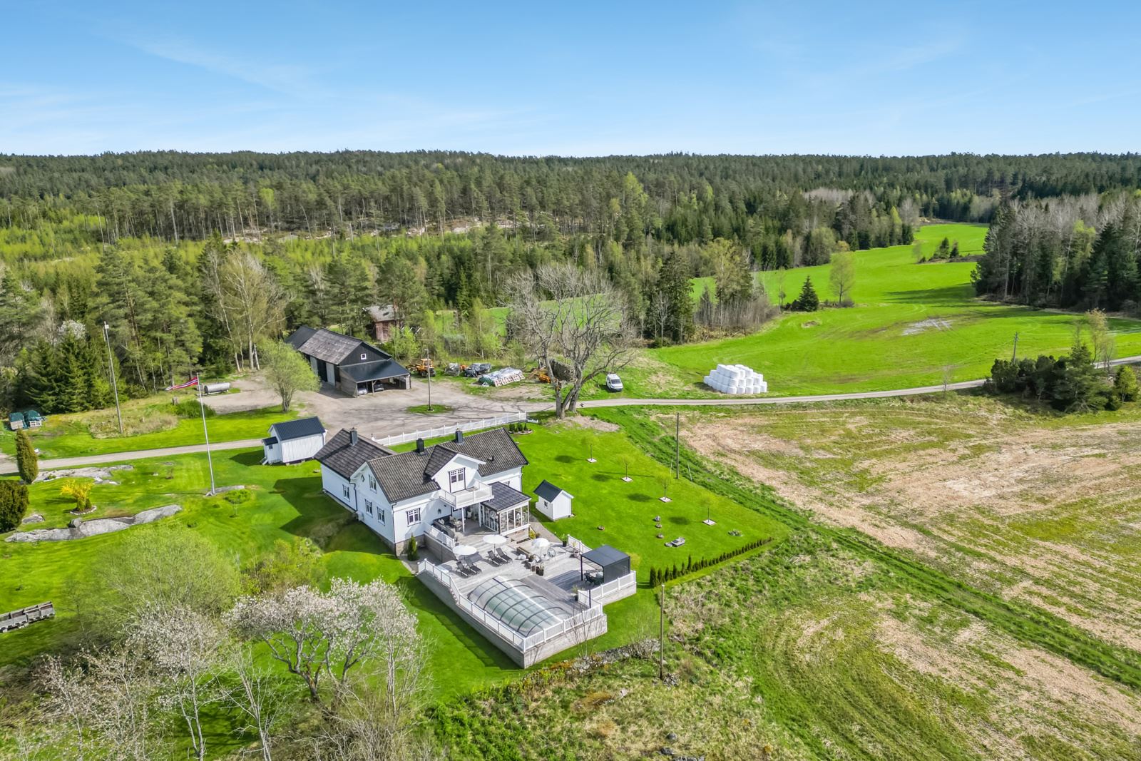 Eiendommen ligger rolig og idyllisk plassert i kulturlandskapet.