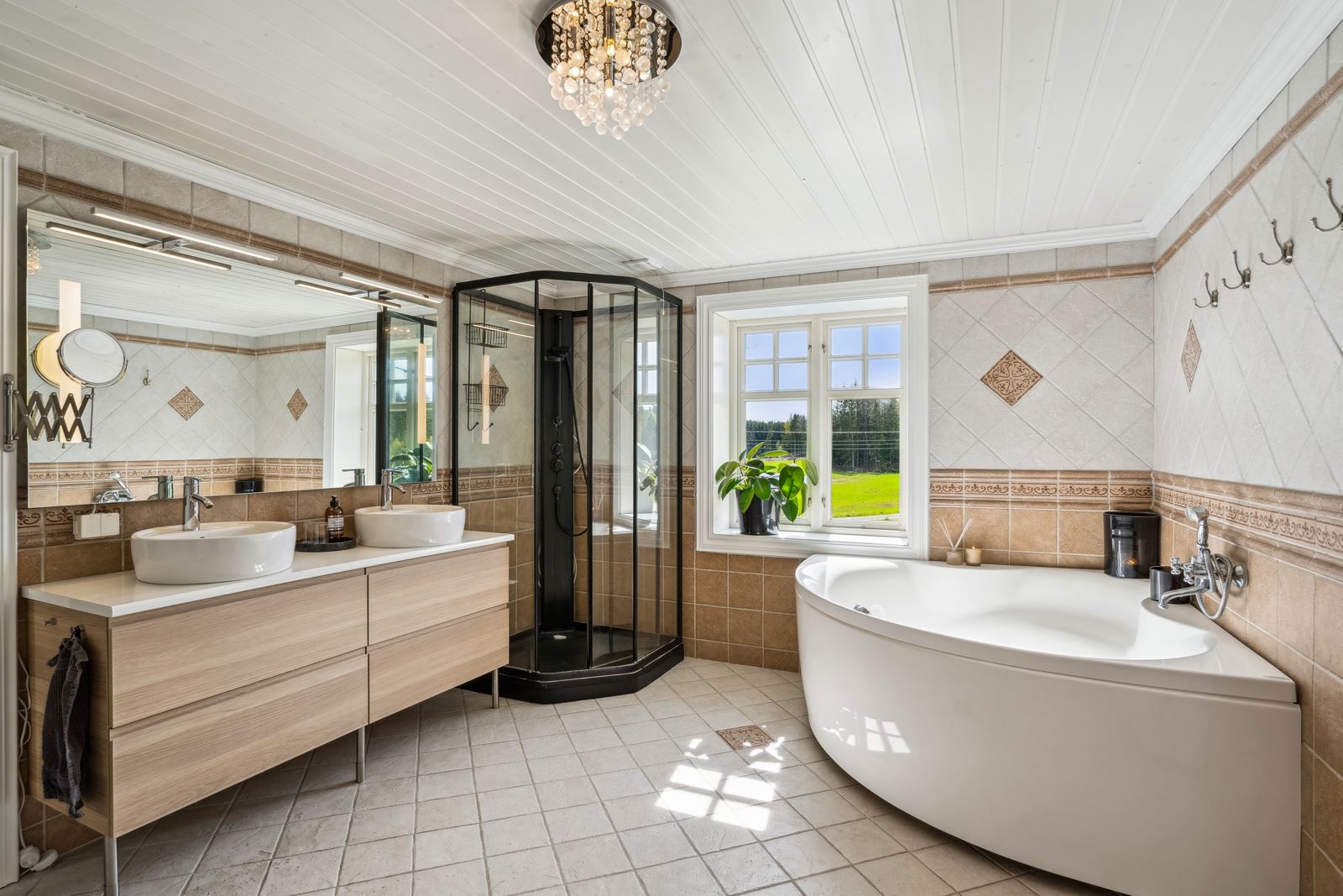 Badet i våningshuset er fra 2005, flislagt og familievennlig innredet med dusjkabinett, hjørnebadekar og dobbelservant.