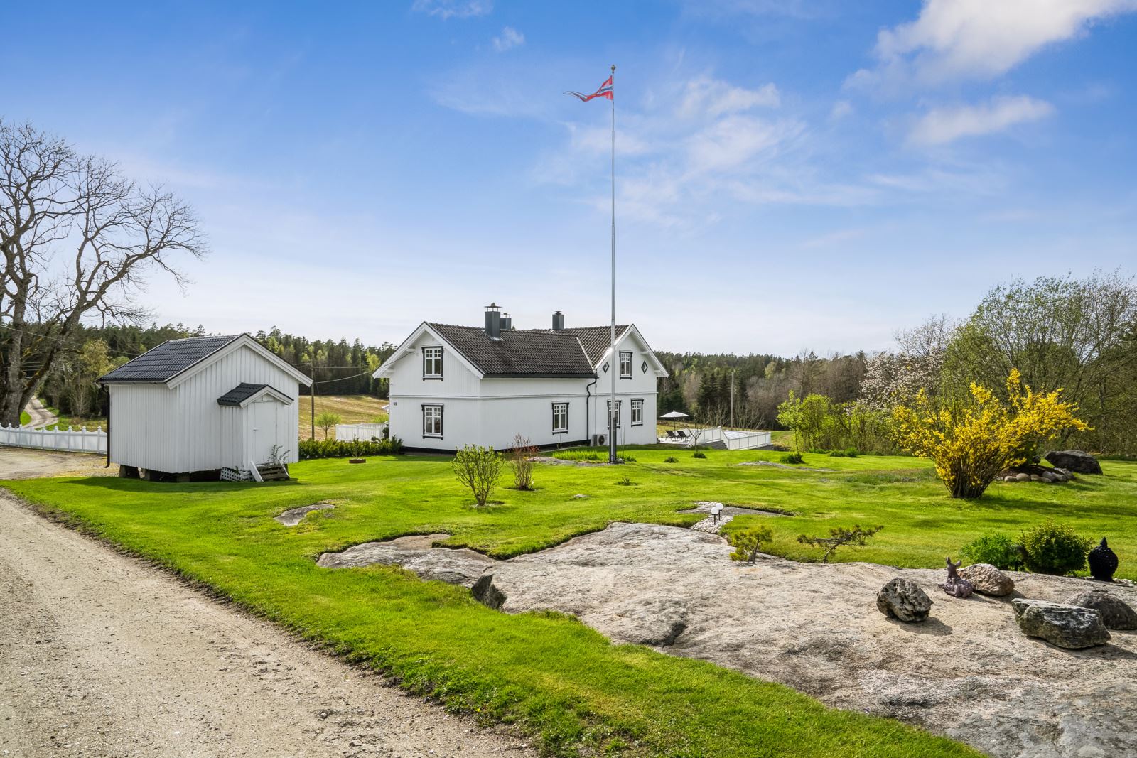 Idyllisk og velholdt gårdsbruk med historie helt tilbake til 1760.