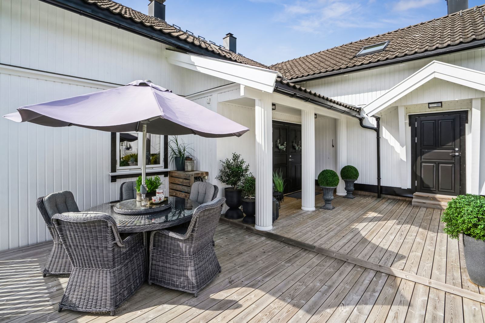 Denne uteplassen ligger sydøstvendt med overbygg og søyler ved hovedinngangen og et mindre overbygg til bryggerhus.